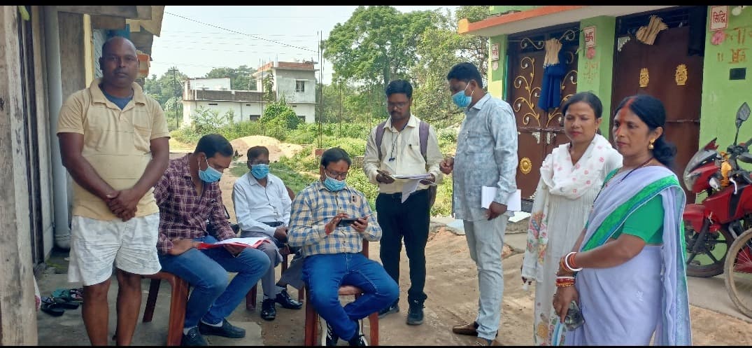 सौंदा बस्ती टिपला में मेडिकल जांच टीम ने एक्टिव केस रिसर्च के लिए डोर टू डोर चलाया जांच अभियान