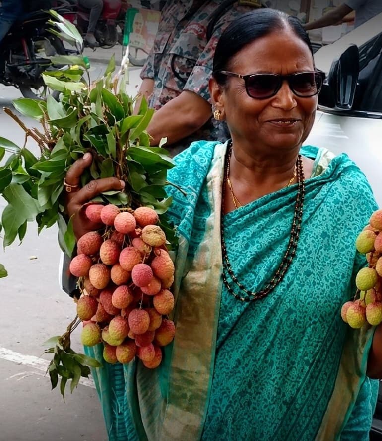बिहार के मुजफ्फरपुर में पूर्व सांसद रामादेवी कंपनी बाग रोड स्थित बाजार पहुंचीं, जहां उन्होंने प्रसिद्ध शाही लीची की खरीदारी की. उन्होंने बताया कि यह ख