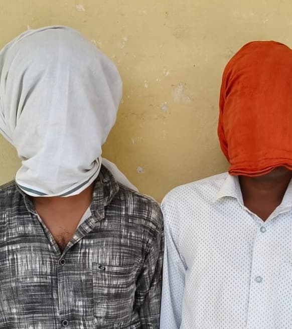चौपारण पुलिस की कार्रवाई, दो अभियुक्त गिरफ्तार