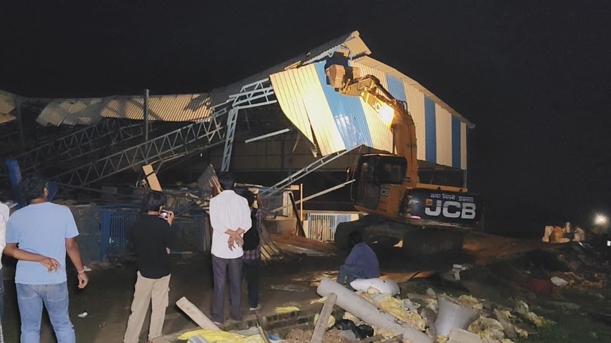 प्रयागराज में अतीक अहमद के करीबी की संपत्ति पर चला बुलडोजर