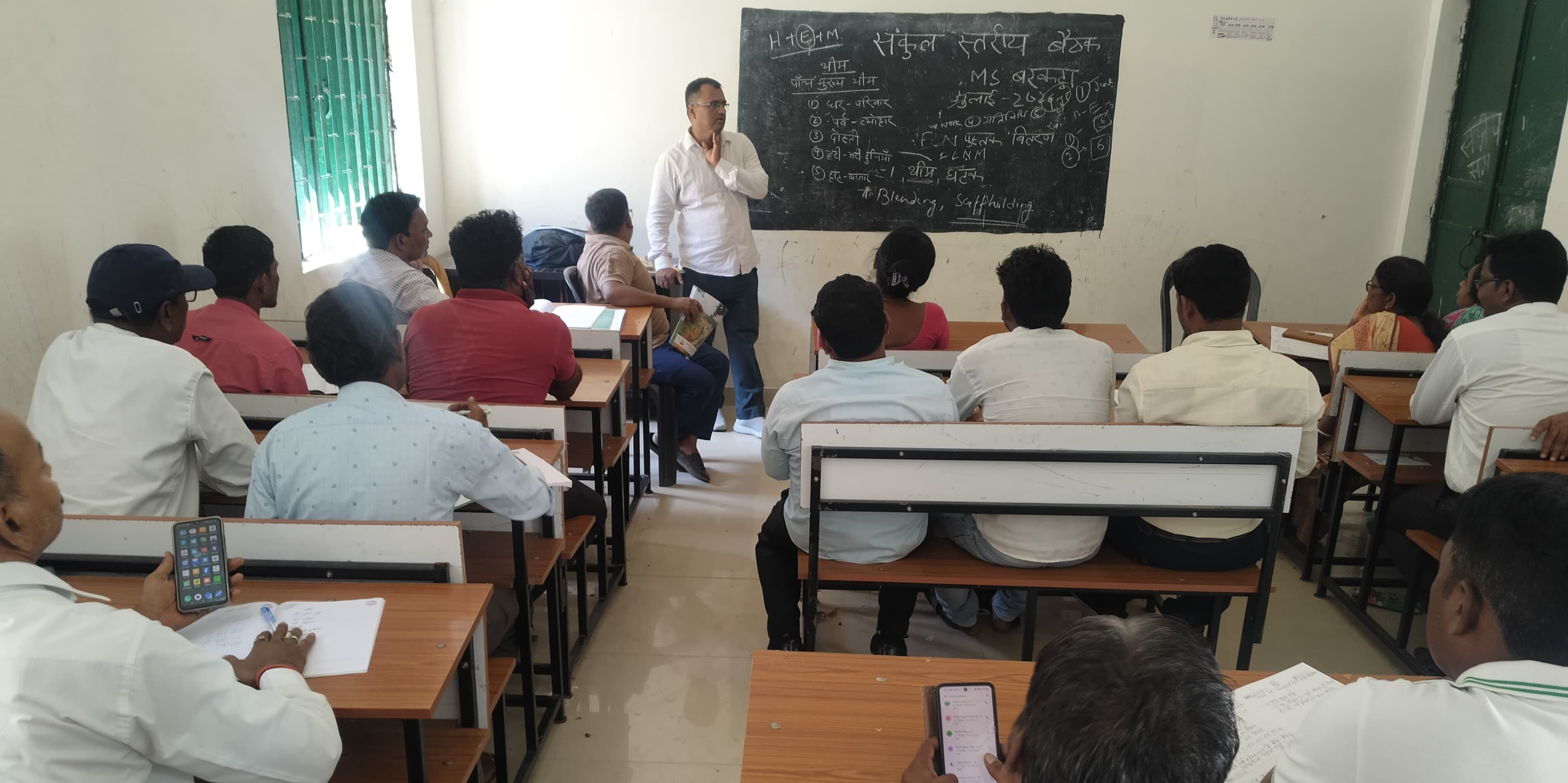 संयुक्त संकुल स्तरीय बैठक में कक्षा 1 व 2 की शैक्षणिक गतिविधियों पर मंथन, शिक्षकों को दिए गए आवश्यक निर्देश
