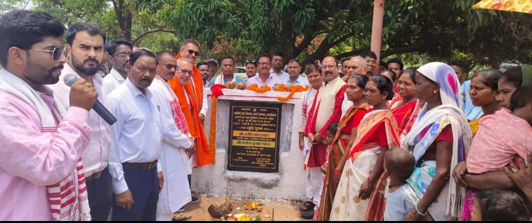 खोड़ाहर में 2.4 करोड़ की लागत से बनेगी पांच माइल-जतरा मेला सड़क, सांसद-विधायक ने किया शिलान्यास