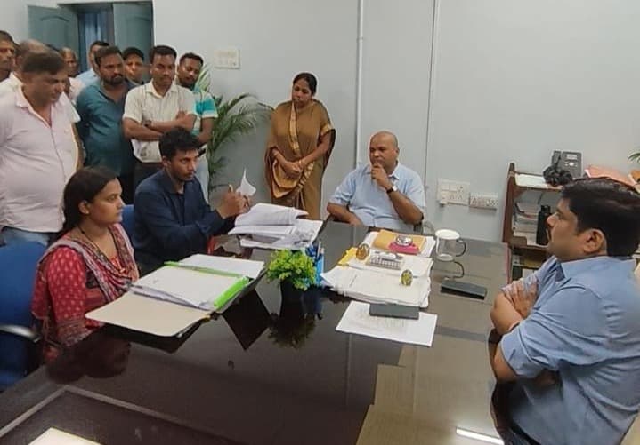 दुमका में जमीन विवाद पर महिला का सहायक बंदोबस्त पदाधिकारी को घसीटकर आयुक्त कार्यालय ले जाने का हंगामा