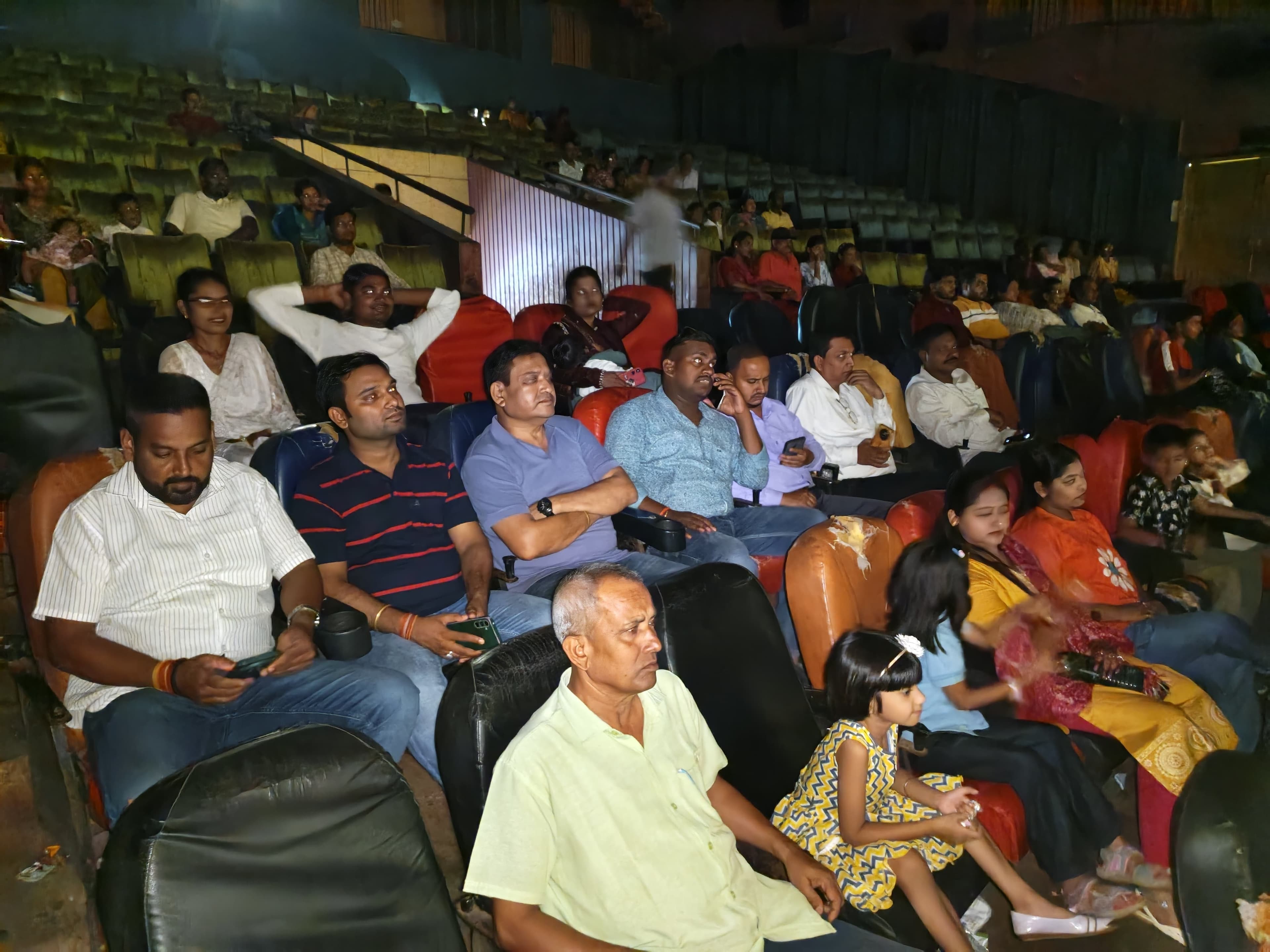 हजारीबाग यूथ विंग ने सामूहिक रूप से देखी हनुमान अंश फिल्म