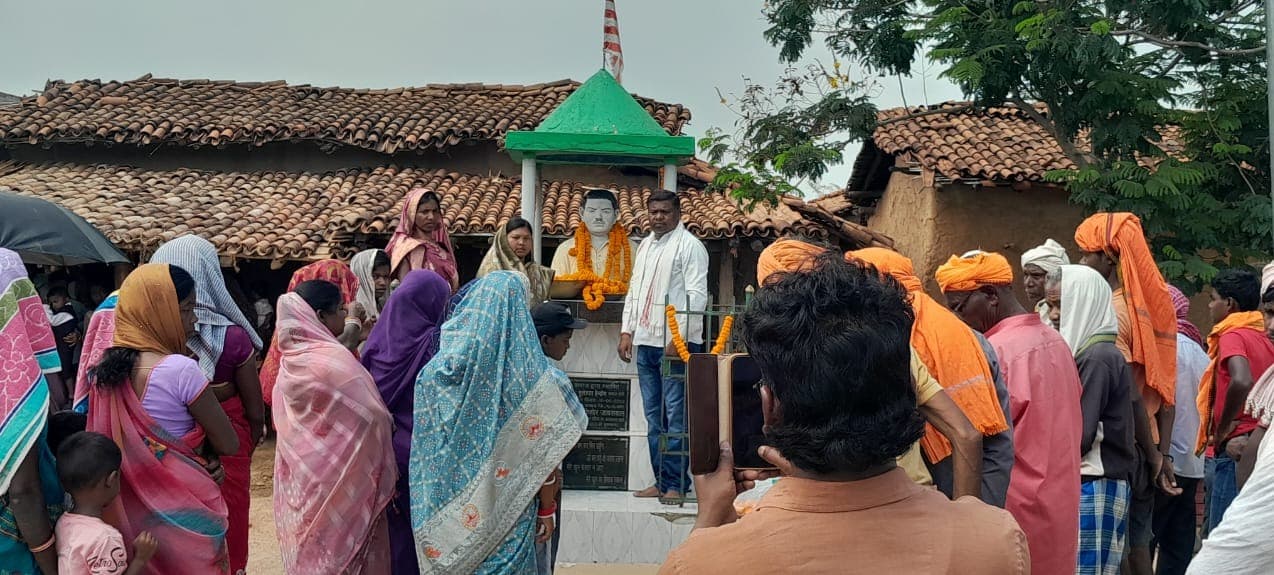ईचाक प्रखंड के ग्राम फुफँदी में मनाई गई समाजसेवी तुलेश्वर हेम्ब्रोम की 14वीं पुण्यतिथि
