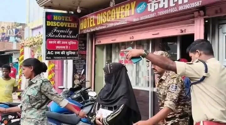 धनवार के होटल डिस्कवरी में पुलिस की छापेमारी, दो जोड़े हिरासत में; होटल सील