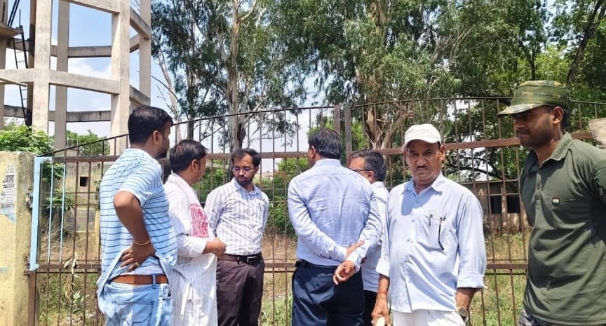 मार्केट निर्माण के लिए चयनित स्थल का जिला अभियंता ने किया निरीक्षण