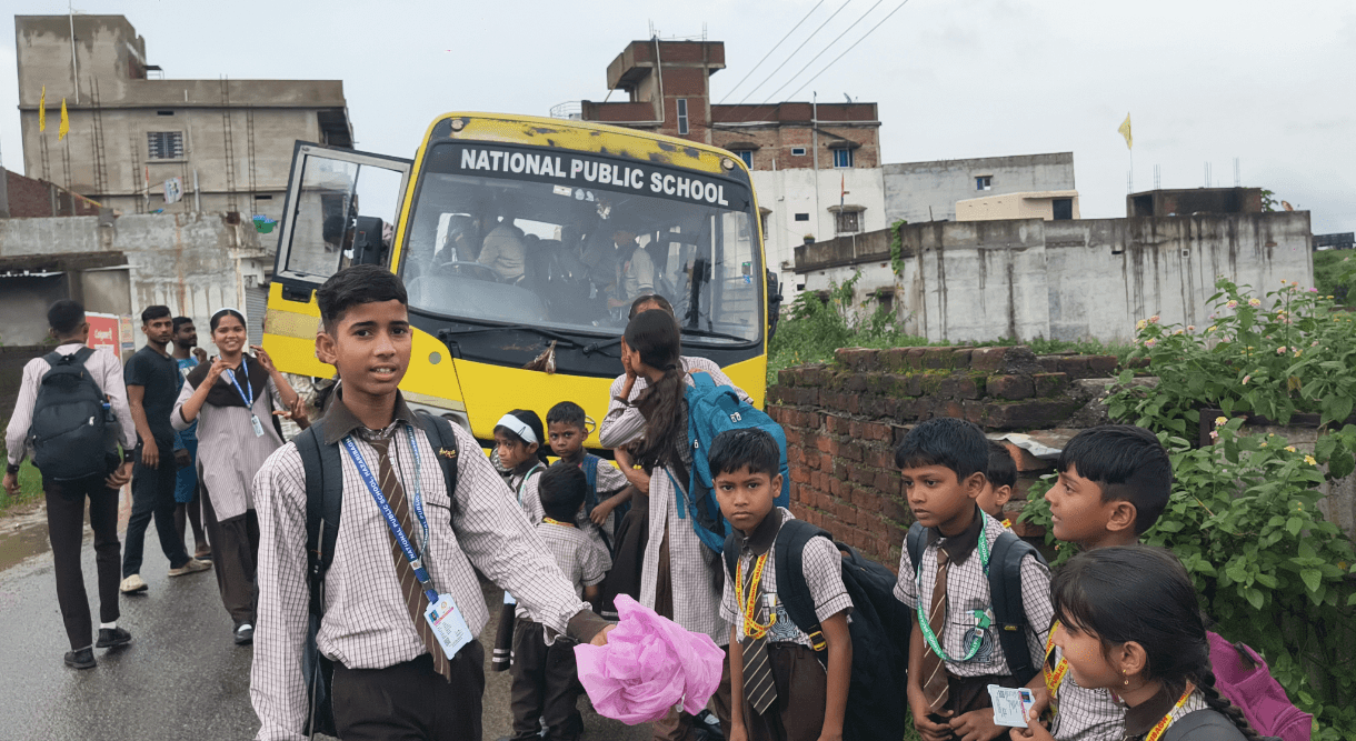 गड्ढे में धंसी नेशनल स्कूल की बस, बाल-बाल बचे दर्जनों छात्र