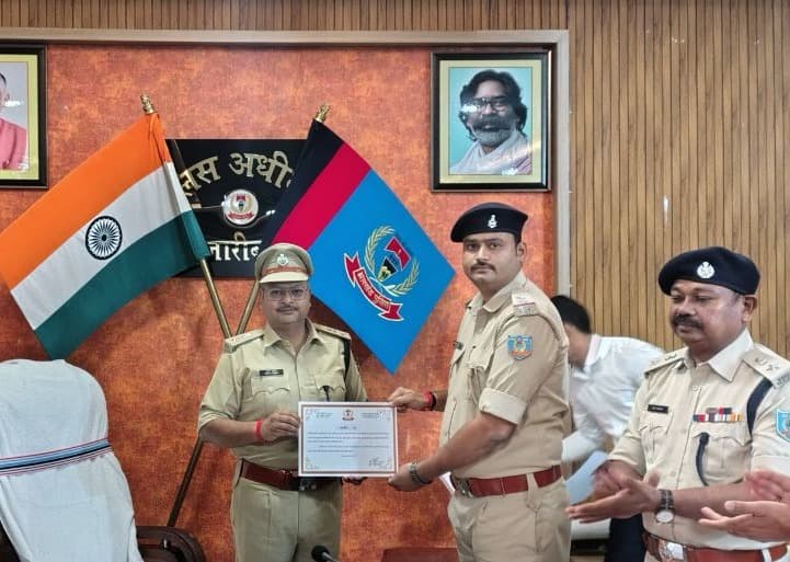 नाबालिग बहन-भाई हत्याकांड के मुख्य आरोपी को सलाखों तक पहुंचाने वाले कटकमदाग थाना प्रभारी सरोज सिंह चौधरी हुए सम्मानित