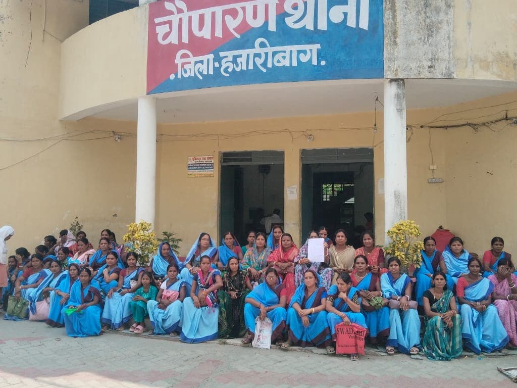 जलसहिया व्हाट्सएप ग्रुप में अश्लील सामग्री प्रसारित करने पर फूटा गुस्सा, थाने में शिकायत