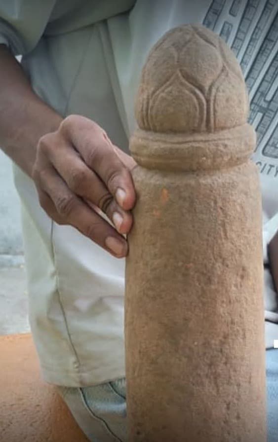 कोडरमा के दुमदुमा गांव में खेत की जुताई के दौरान प्राचीन शिवलिंग की खोज