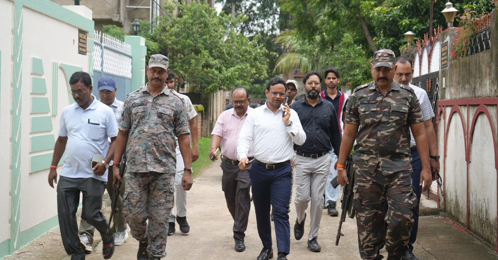 विकास कार्यों में लापरवाही पर उपायुक्त का सख्त एक्शन, निरीक्षण के दौरान अधिकारियों को लगाई फटकार