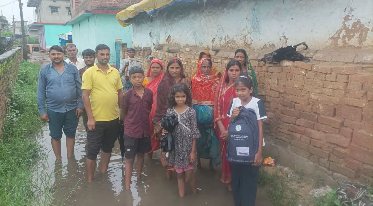 लगातार बारिश से बानादाग के हरिजन मोहल्ले में जलजमाव, ग्रामीणों का फूटा आक्रोश