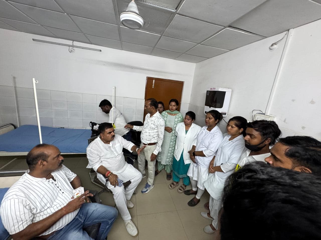 शेख भिखारी मेडिकल कॉलेज अस्पताल पहुंचे मुन्ना सिंह,कर्मचारियों की समस्याएं सुनीं