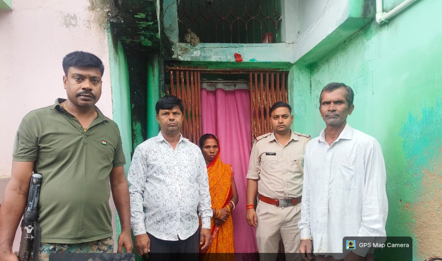 फरार अभियुक्त के घर समेत तीन स्थानों पर चस्पा हुआ इश्तेहार