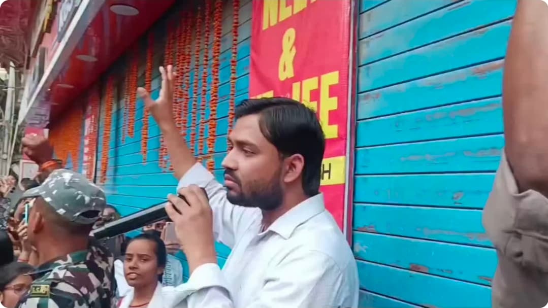 खान सर की गिरफ्तारी तय, गोलीबारी के आदेश के आरोप में FIR दर्ज