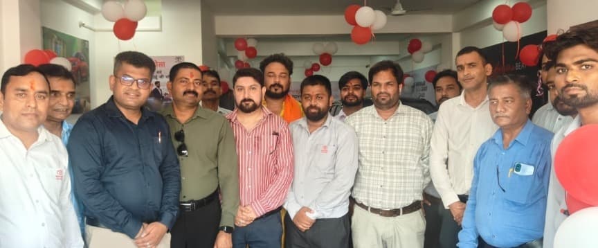 बरही के भरत यादव बने पहला ग्राहक, खरीदा इनोवा क्रिस्टा, बताई खूबियां फोटो