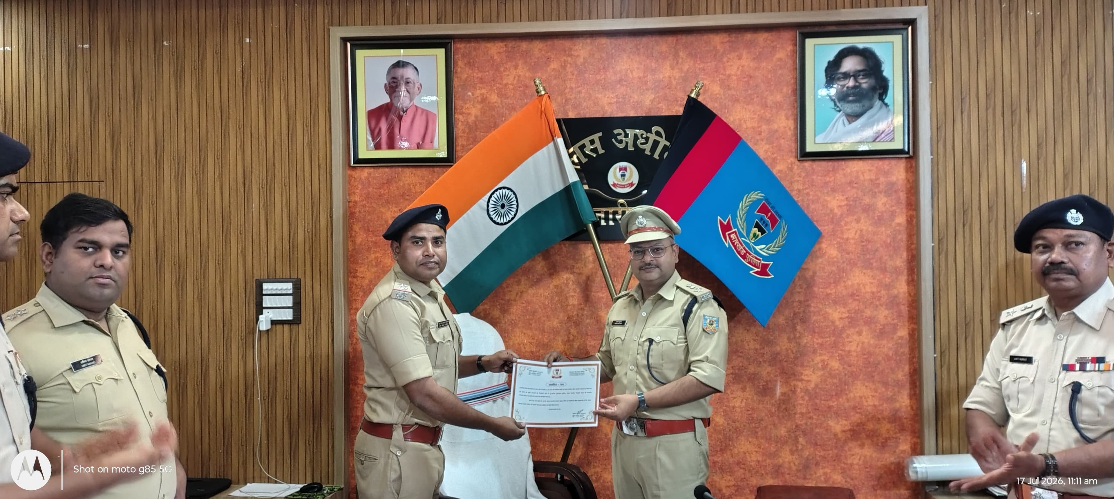 बहुचर्चित हत्याकांड के मुख्य आरोपी की गिरफ्तारी में अहम भूमिका निभाने पर थाना प्रभारी इकबाल हुसैन सम्मानित