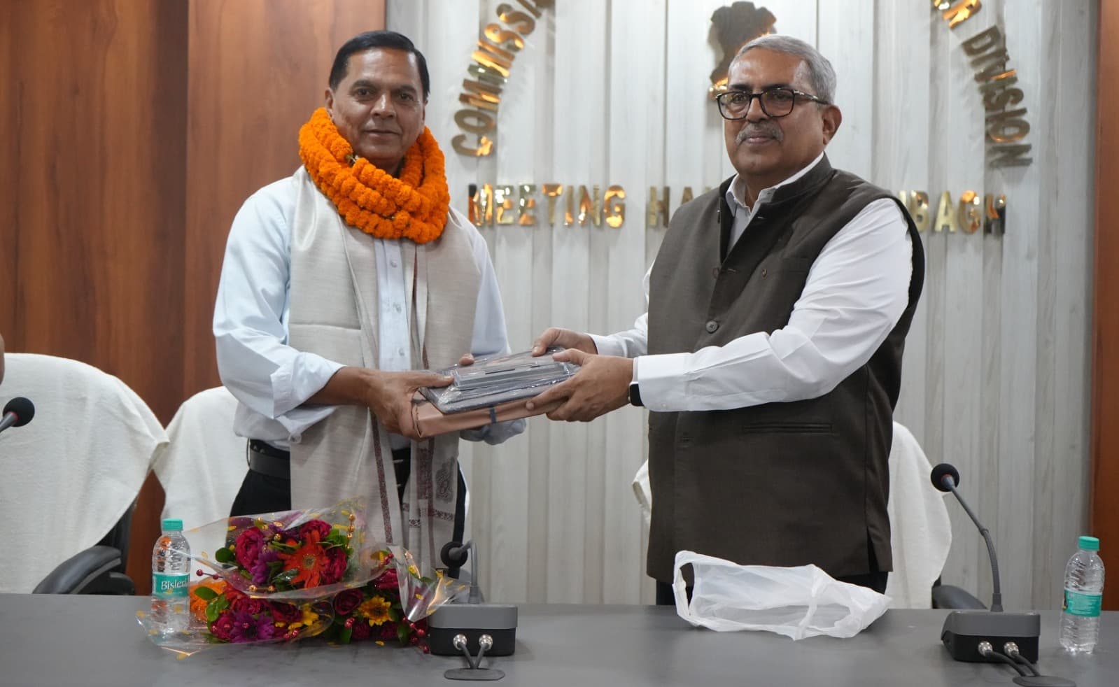 26 वर्षों की निष्कलंक सेवा के बाद स्टेनोग्राफर देवकुमार चोपड़ा सम्मानपूर्वक सेवानिवृत्त
