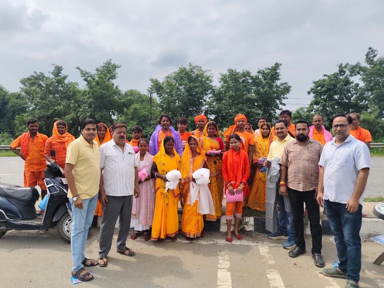हजारीबाग यूथ विंग ने 275 शिवभक्तों को बांटे रेनकोट