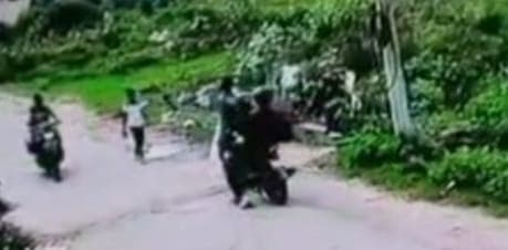 झुमड़ा में दिनदहाड़े महिला से सोने की चेन की छिनतई, CCTV में कैद हुई वारदात