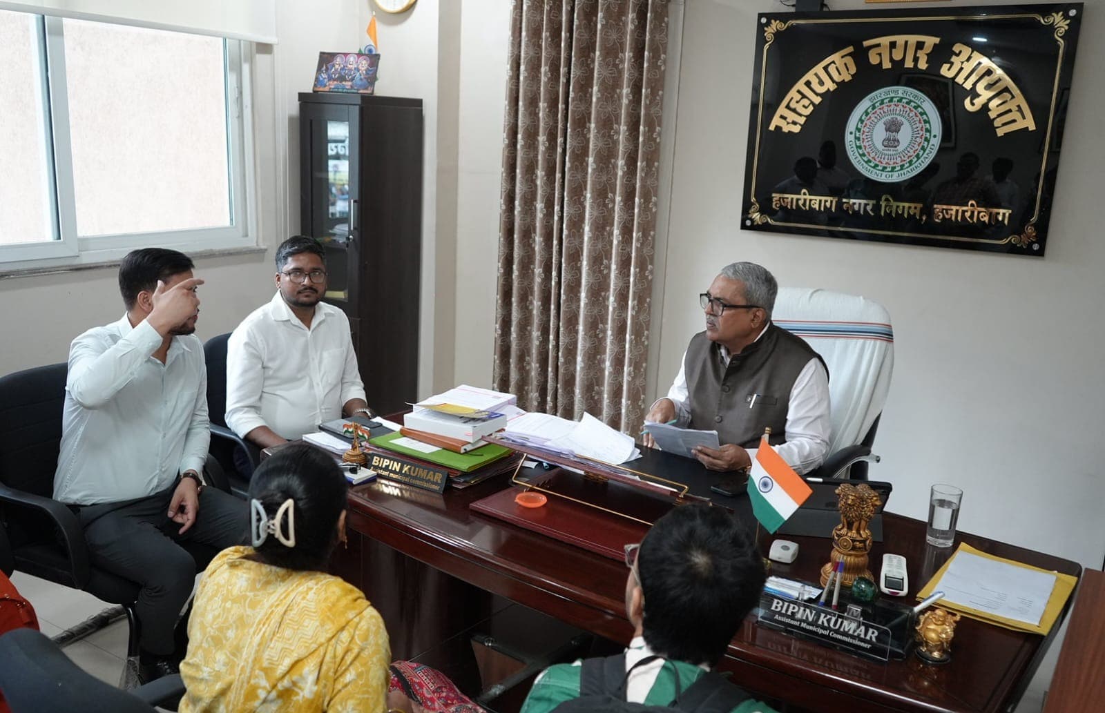 Hazaribagh SIR-2026: प्रमंडलीय आयुक्त ने मतदान केंद्रों का किया निरीक्