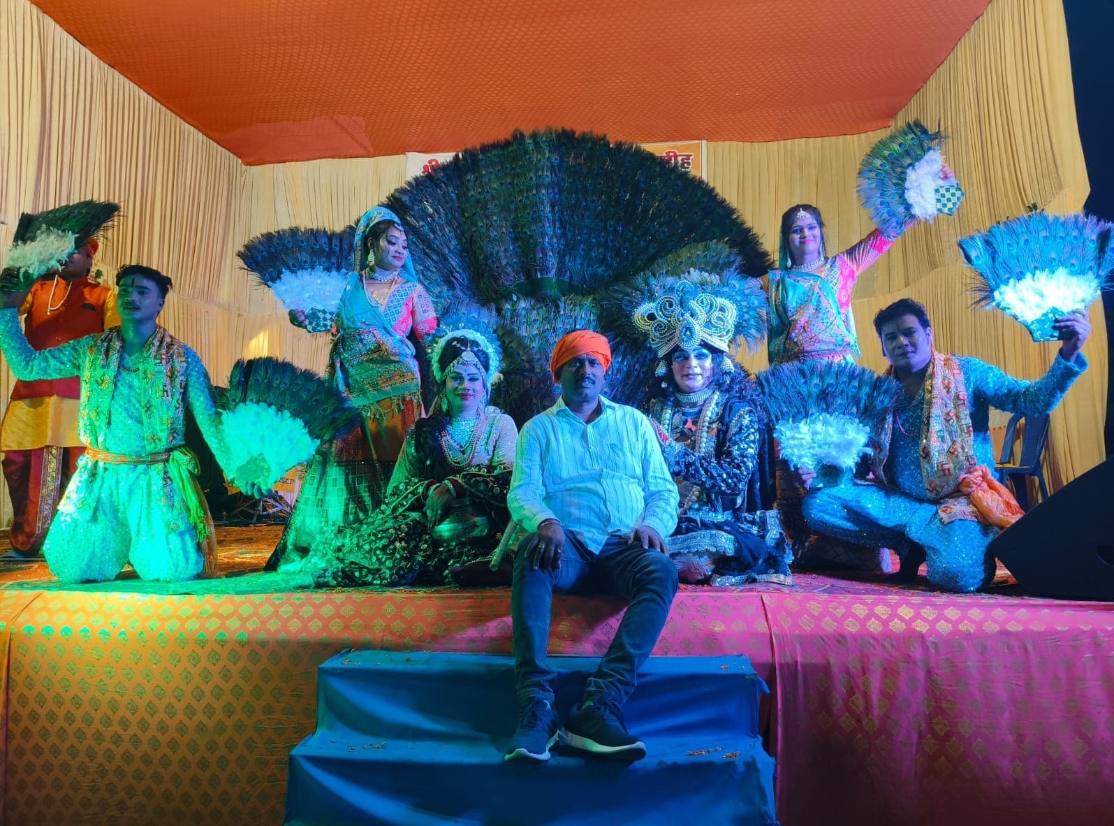 कलाकारों ने राधा कृष्ण, शिव पार्वती और मां दुर्गा की झांकियों से लोगों का मोहा मन