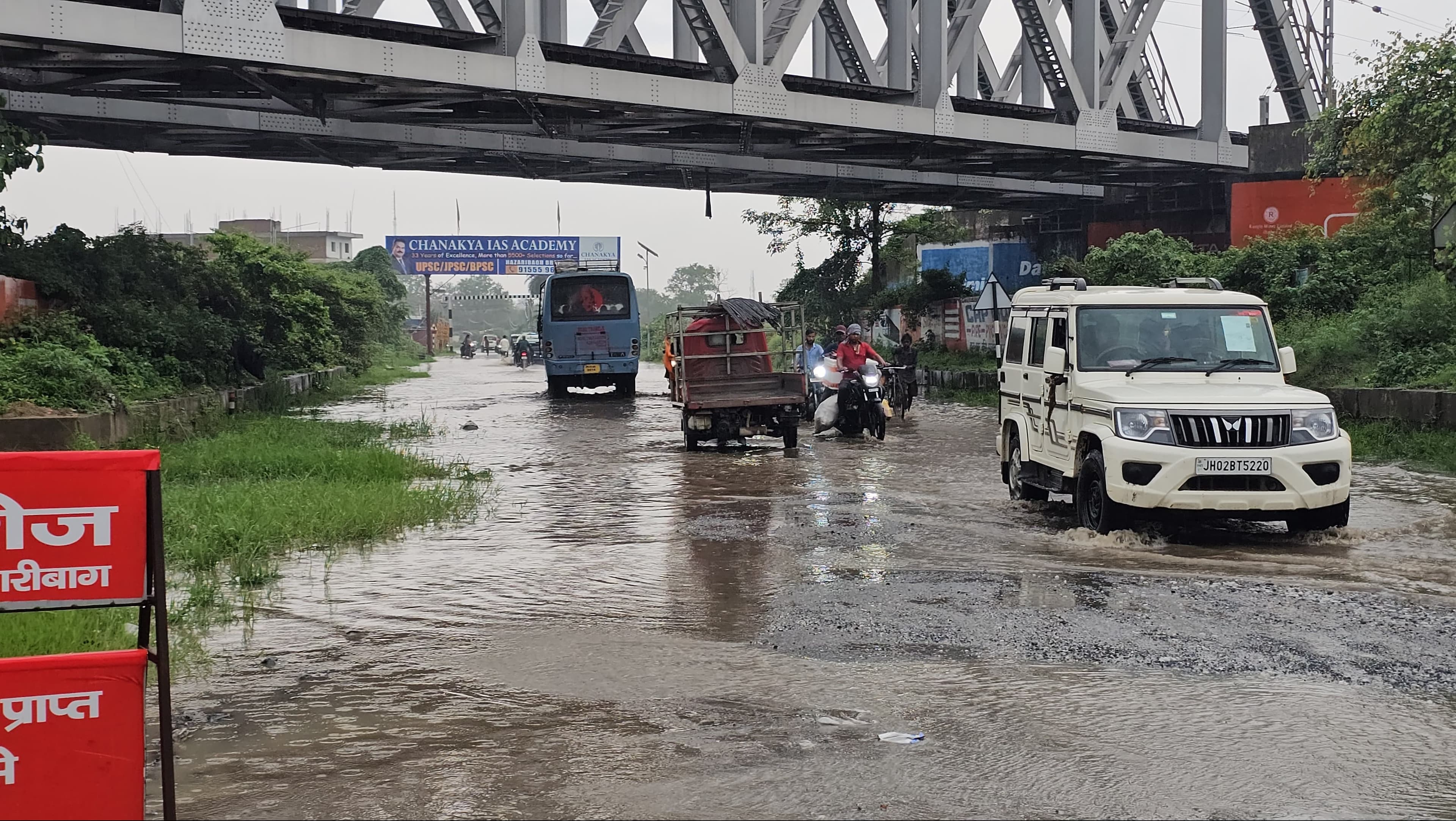 एक घंटे की बारिश ने खोल दी व्यवस्था की पोल, रेलवे ओवरब्रिज के नीचे घुटने भर पानी से जान जोखिम में