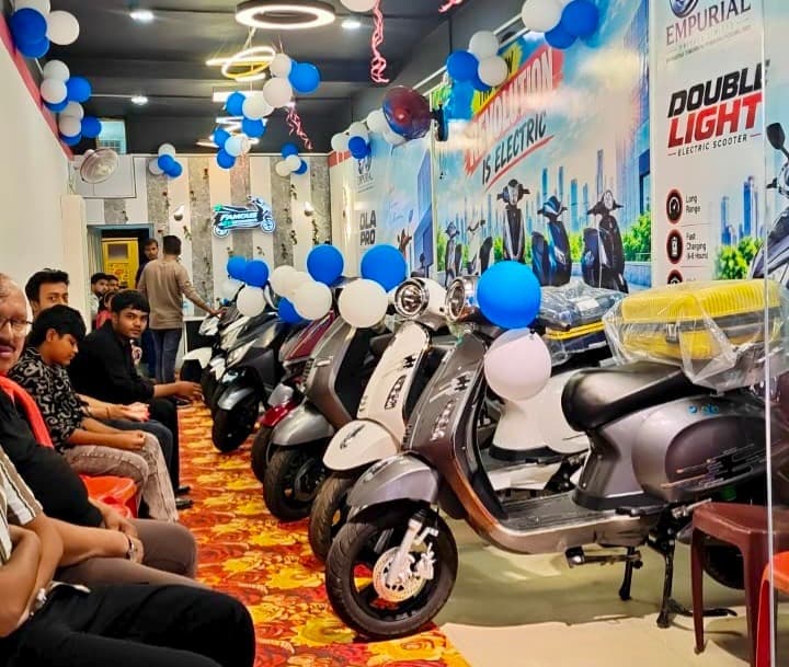 Hazaribagh में खुला Famous EV Automobiles का नया Electric Scooter Show