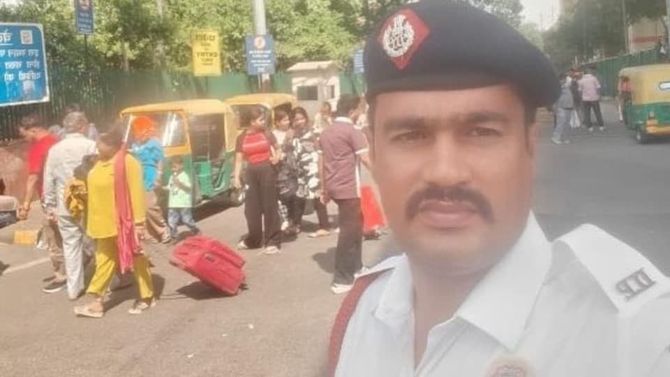 दिल्ली में ड्यूटी के दौरान ट्रैफिक पुलिस हेड कॉन्स्टेबल की दर्दनाक मौत, स्कूटी की टक्कर के बाद गुड्स कैरियर ने कुचला