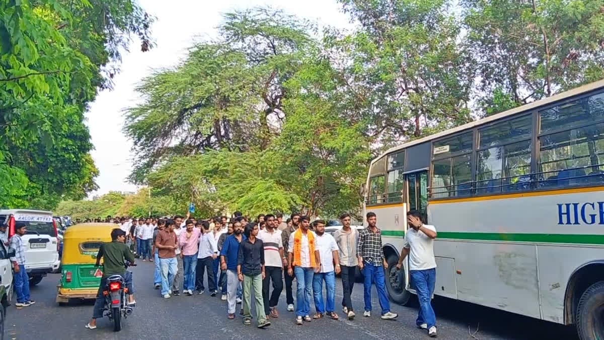 JPSC-JSSC परीक्षा में कथित गड़बड़ी के खिलाफ दिल्ली में ABVP का प्रदर्शन