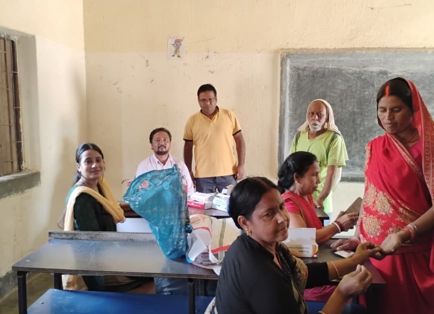 बारीयट्ठा प्राथमिक मध्य विद्यालय में आयुष्मान आरोग्य शिविर आयोजित, 67 मरीजों की हुई जांच