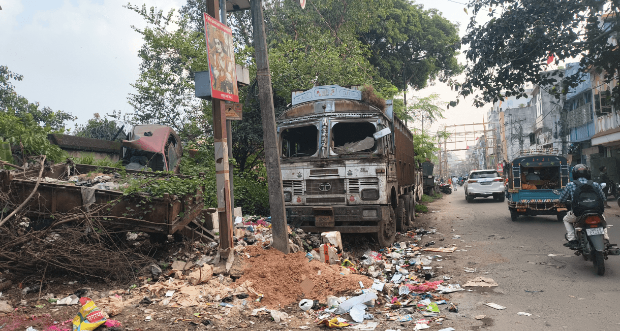 सड़क पर कब्जा बरकरार, अतिक्रमण हटाने के अभियान पर सवाल!