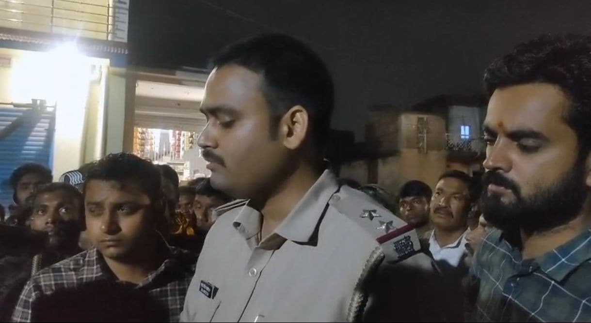 डीएवी के छात्र हिमांशु का तालाब में मिला शव, हत्या का आरोप घंटों सड़क जाम, आश्वासन के बाद आवागमन सुचारू