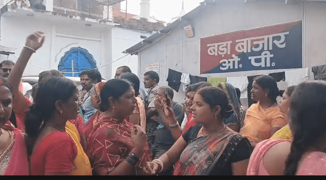 महिला की संदिग्ध मौत पर भड़का आक्रोश, बड़ा बाजार थाना घेरकर परिजनों ने किया जोरदार विरोध