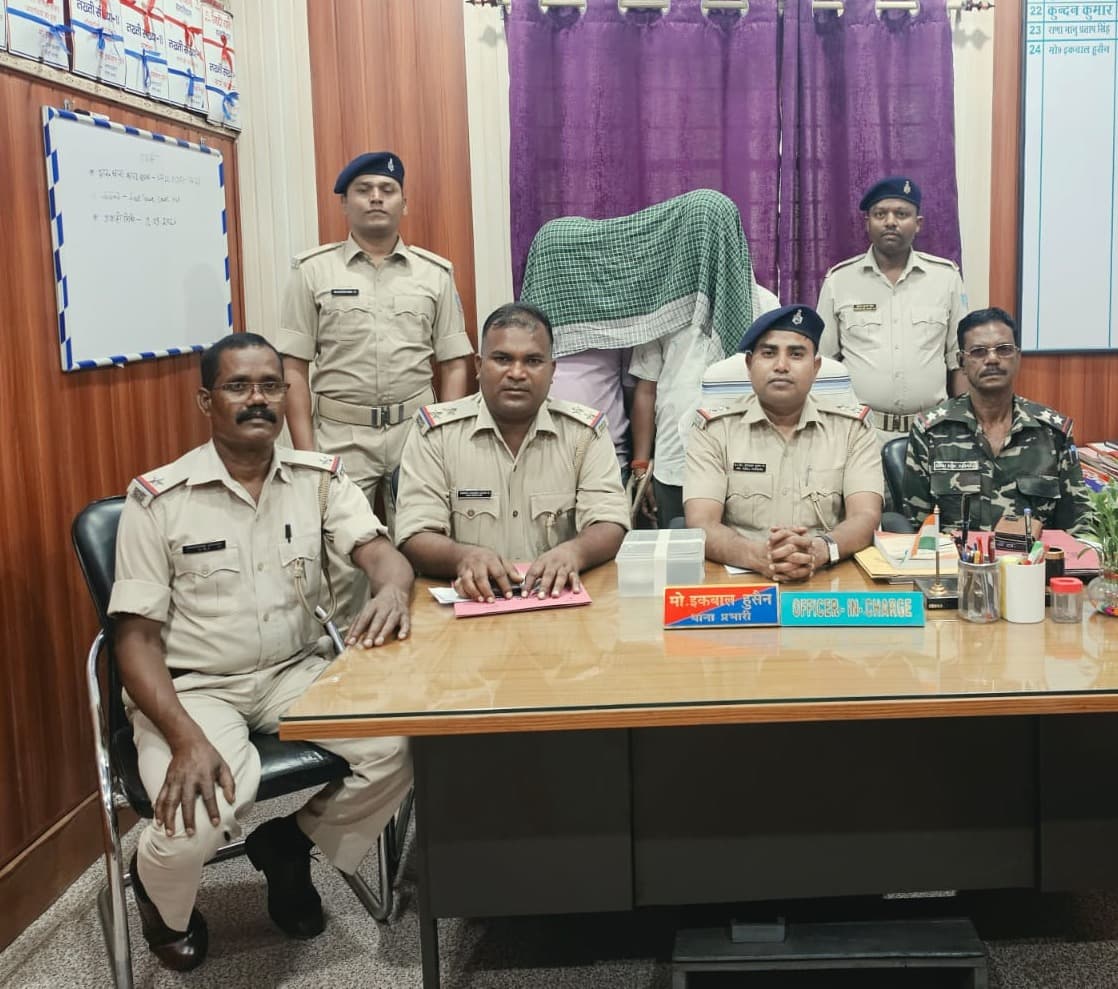 Giddi News: लेवी-रंगदारी वसूलने पहुंचे दो युवक गिरफ्तार, ₹40 हजार बराम