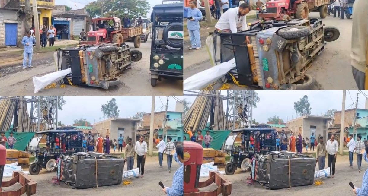 पसई की सड़क बनी 'मौत का गड्ढा', फिर पलटा सामान लदा टोटो; एक घंटे तक ठप रहा आवागमन, प्रशासन पर ग्रामीणों का फूटा गुस्सा