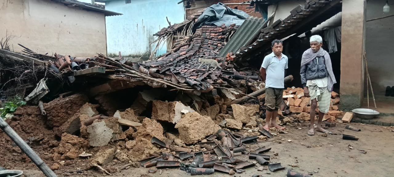 मूसलाधार बारिश में भरभराकर गिरा घर, बेघर हुआ परिवार