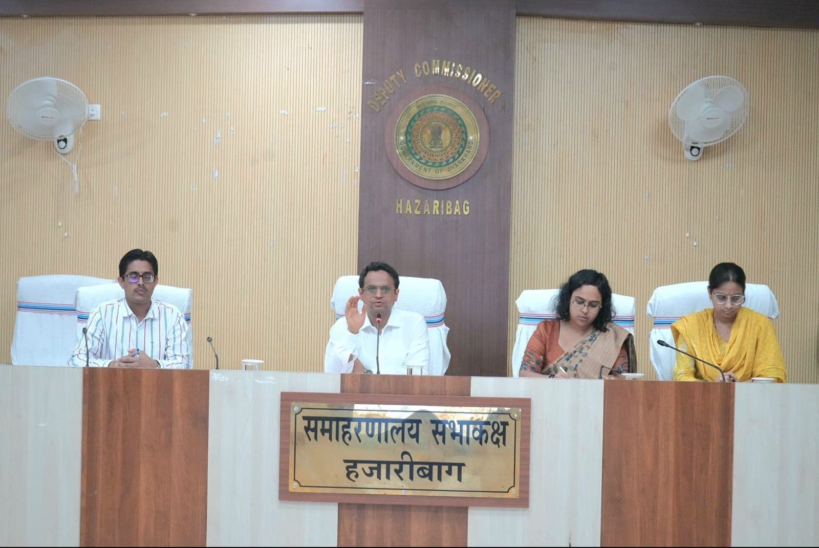 हजारीबाग में शिक्षा व्यवस्था की उपायुक्त ने की समीक्षा, शिक्षकों के स्थानांतरण के निर्देश