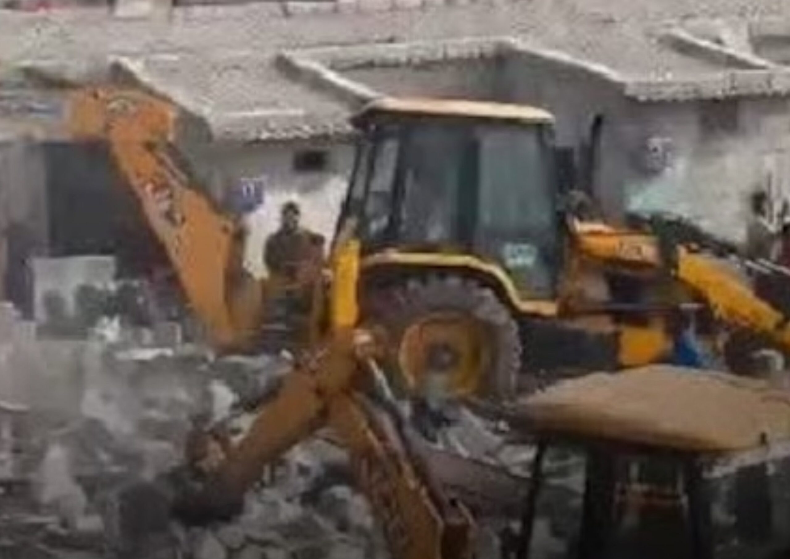 कर्नाटक में कांग्रेस सरकार का बुलडोजर एक्शन: 400 से ज्यादा घरों पर कार्रवाई, सियासत गरमाई