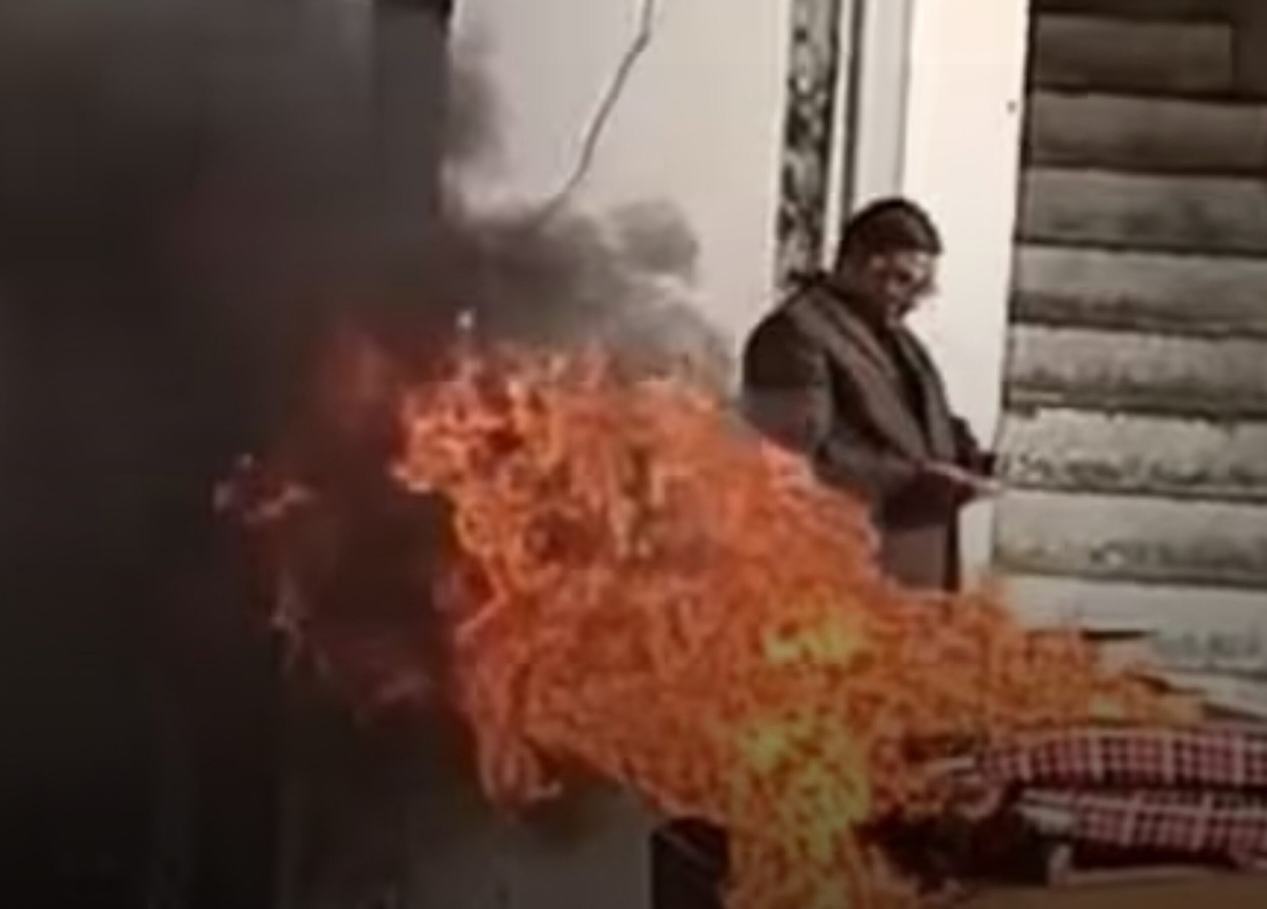 पत्नी से विवाद में बेकाबू हुआ पेट्रोल पंप मालिक, घर का सामान सड़क पर फेंककर लगाई आग