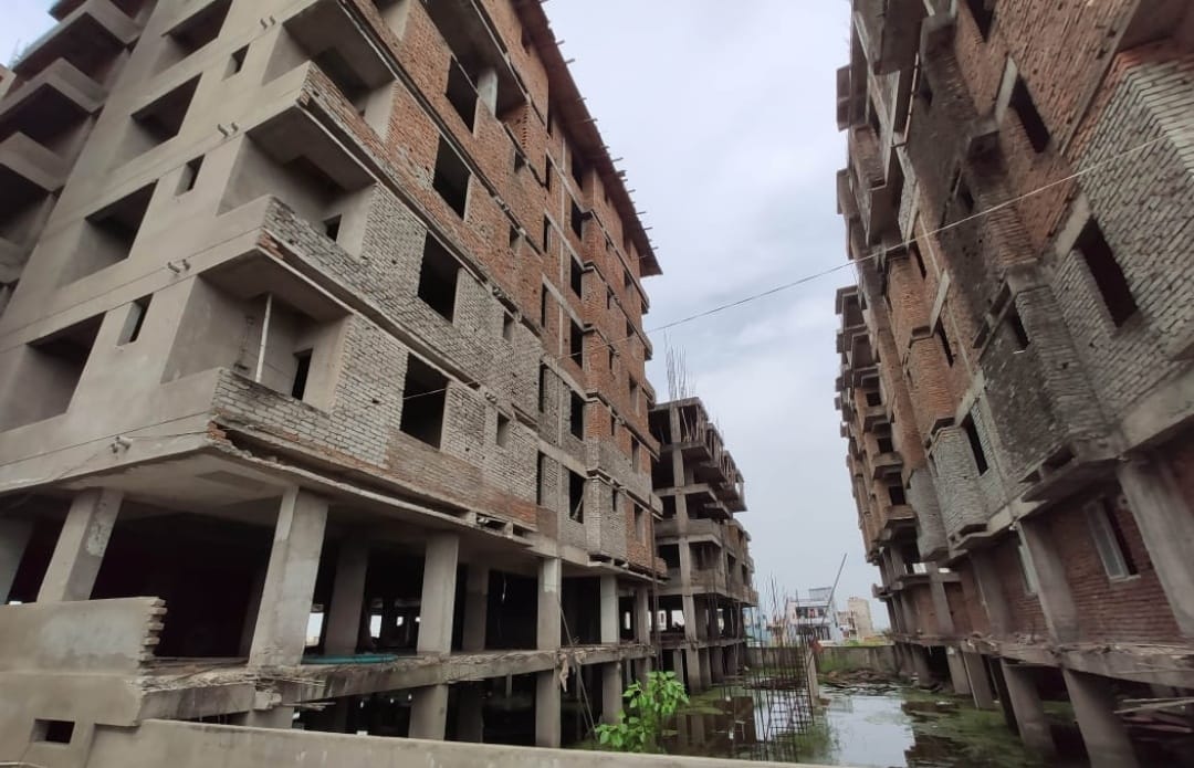 “फ्लैट भूल जाओ” कहकर विधवा को धमकाया, पूरा पैसा देने के बाद भी नहीं मिला घर