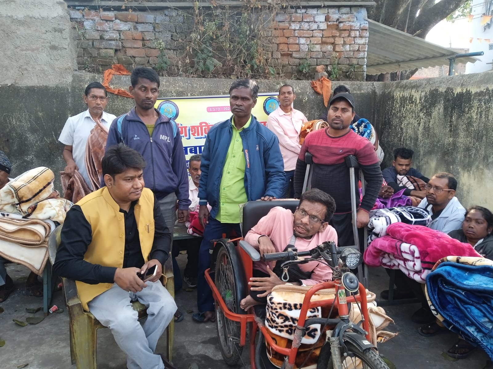 दिव्यांग शक्ति फाउंडेशन ट्रस्ट ने जरूरतमंदों के बीच बांटे कंबल, सेवा भाव का दिखा उदाहरण