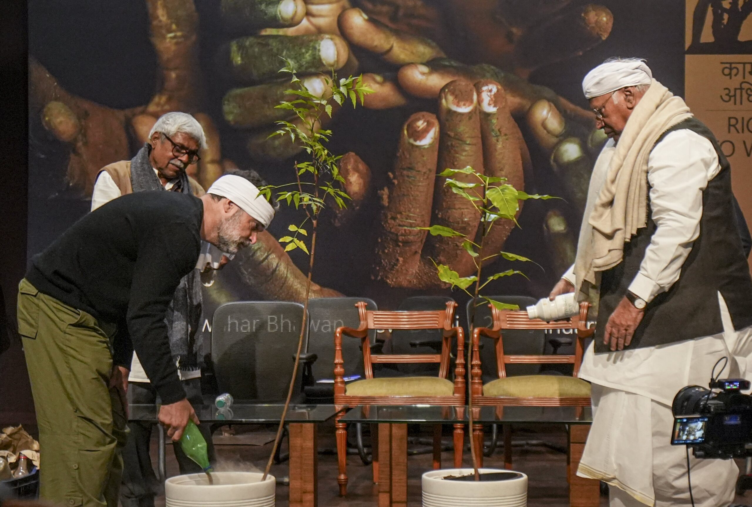 मनरेगा खत्म करना गांधी जी का नाम मिटाने की साजिश: खड़गे