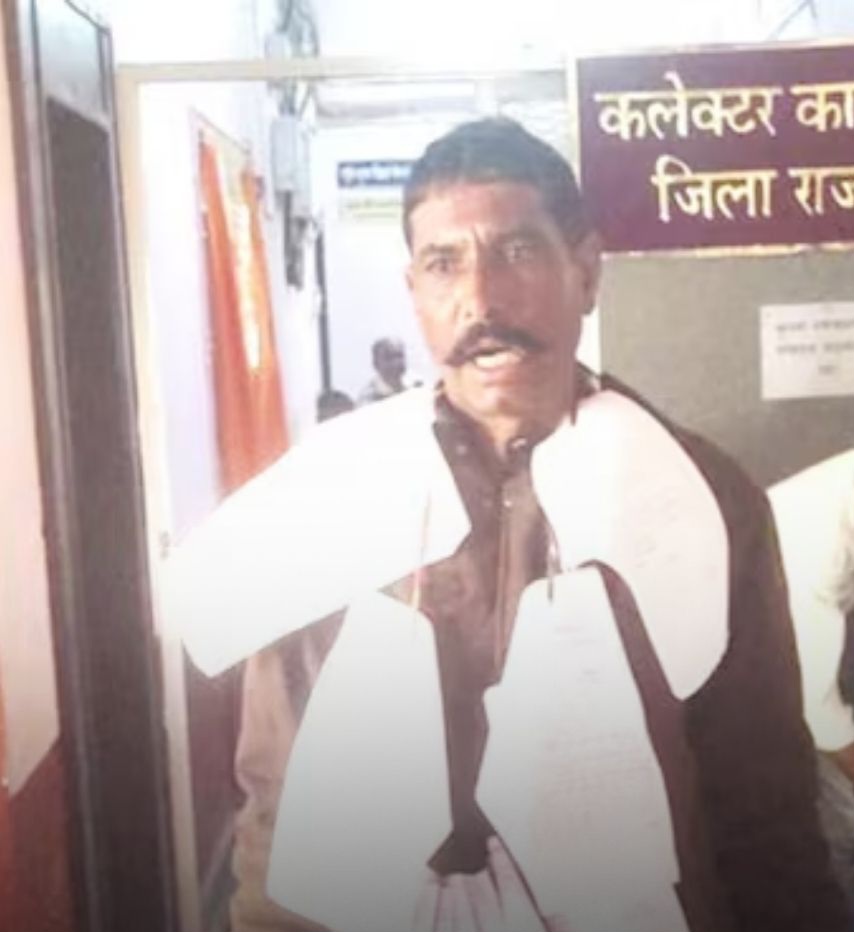 100 शिकायतों की माला पहनकर राजगढ़ कलेक्टर के पास पहुंचे तंवर लाल, बोले- माफियाओं से मिली है पुलिस, CM हेल्पलाइन भी फेल