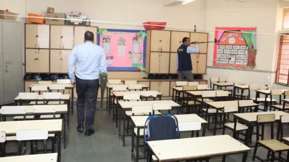 नोएडा और अहमदाबाद के स्कूलों को बम से उड़ाने की धमकी, पुलिस अलर्ट